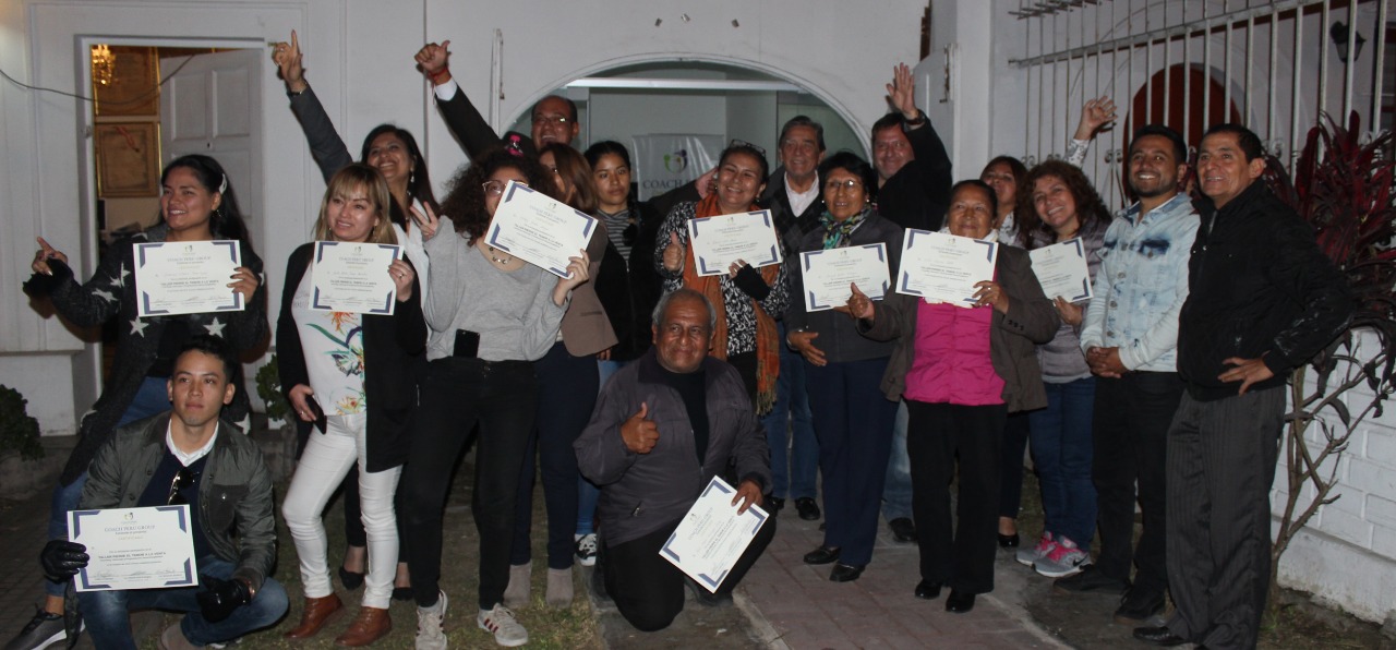 Coach Perú Group entregando diplomas a las emprendedoras de la Sierra de Huaral, Distrito de Atavillos Alto